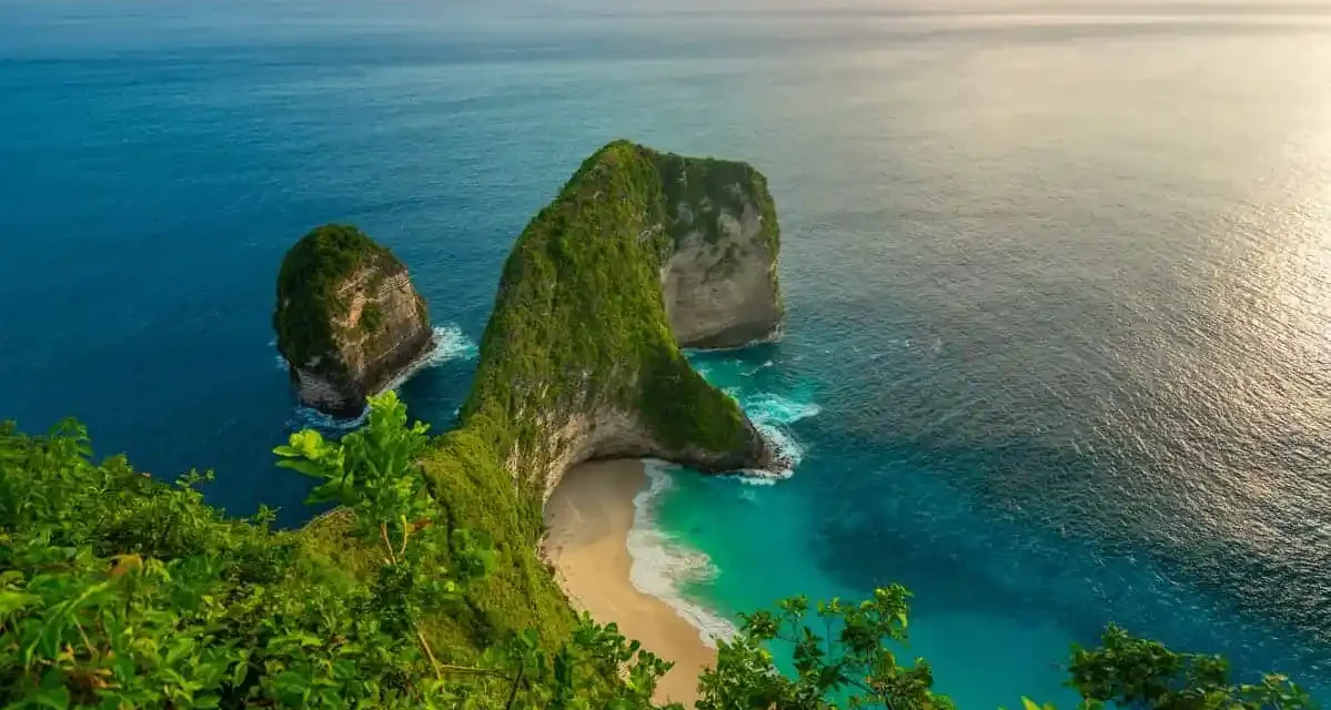 Nusa Penida, Pulau Cantik Dengan Panorama Laut Biru Memukau