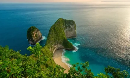 Nusa Penida, Pulau Cantik Dengan Panorama Laut Biru Memukau