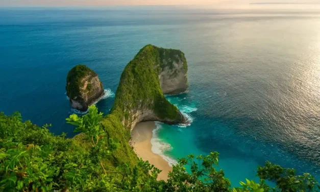 Nusa Penida, Pulau Cantik Dengan Panorama Laut Biru Memukau