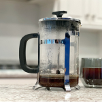 Alat Penyeduh Kopi Dengan French Press hasilkan Rasa Maksimal