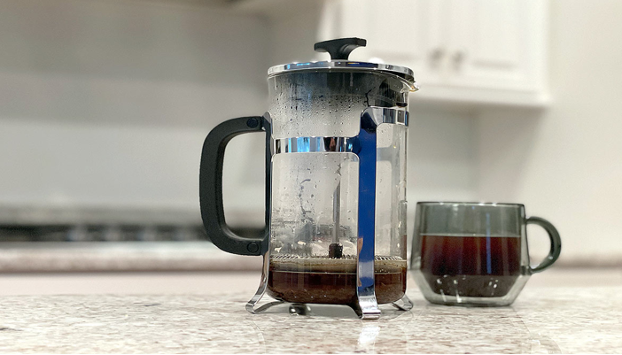 Alat Penyeduh Kopi Dengan French Press hasilkan Rasa Maksimal