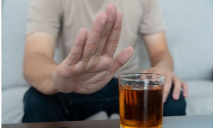 Seorang Pemabuk Yang Sempoyongan Ketika Berjalan
