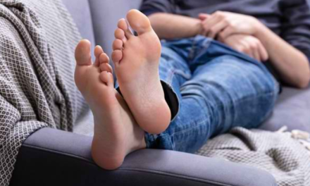 Bau Pada Kaki Di Sebabkan Oleh Pertumbuhan Bakteri Loh!